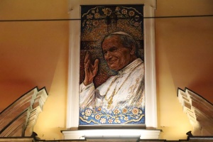 mozaika w oknie papieskim na franciszkańskiej trzy
